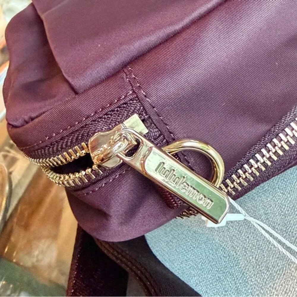 NEW Lululemon Everywhere Crossbody Bag 2L- Black Plum and Gold - Picture 5 of 9